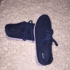 Women’s size 8 navy blue tennis shoes. Barley used